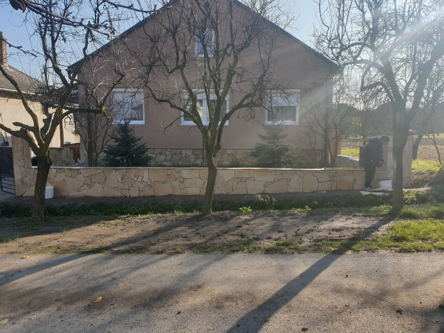 Elkészült kőburkolatos kerítés